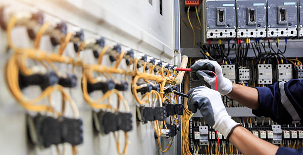Professional Electrician technician working in Beverly Hills, MI